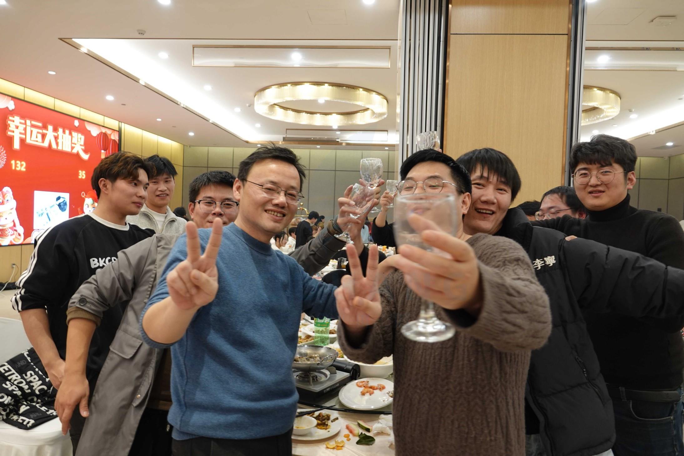 8举杯.jpg